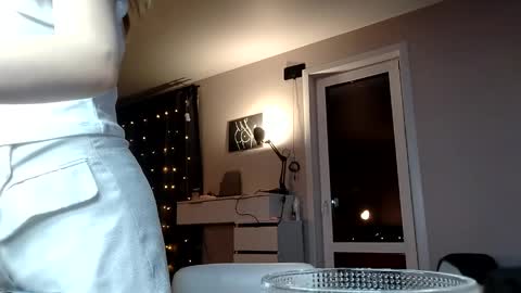 lunapeony online show from April 16, 2026, 7:47 pm