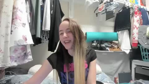 Snapshot of lunapixie2020 chatting on December 5, 2024, 7:05 am lunapixie2020 online show from December 5, 2024, 7:05 am