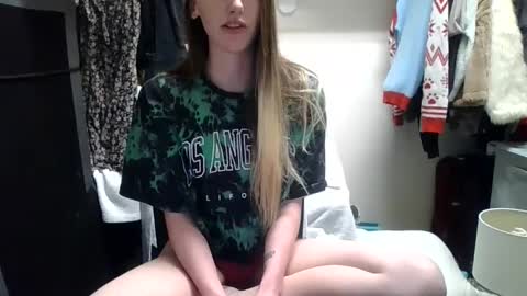 Snapshot of lunapixie2020 chatting on March 10, 2025, 1:34 am lunapixie2020 online show from March 10, 2025, 1:34 am