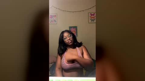 Snapshot of lunarnoelle chatting on February 19, 2026, 4:08 am lunarnoelle online show from February 19, 2026, 4:08 am