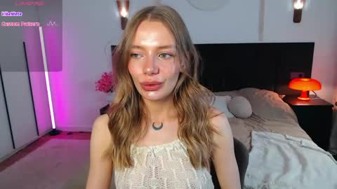 LunaticaBae online show from May 10, 2026, 4:06 am