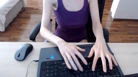 lunavibe_ online show from July 15, 2026, 12:10 pm