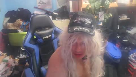 Snapshot of lunaxxxx97 chatting on May 1, 2026, 9:52 pm LunaXXX online show from May 1, 2026, 9:52 pm