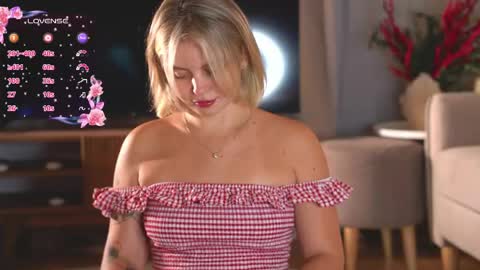 Snapshot of lunea_evienne_ chatting on May 1, 2026, 8:08 am Evi online show from May 1, 2026, 8:08 am