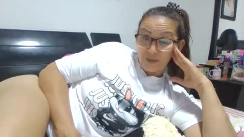 Snapshot of lupitavega_ chatting on November 29, 2025, 2:58 am Lupita online show from November 29, 2025, 2:58 am