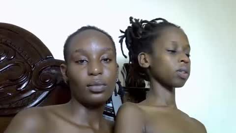 Snapshot of lutino_lovebirds chatting on April 14, 2026, 8:37 pm lutino_lovebirds online show from April 14, 2026, 8:37 pm