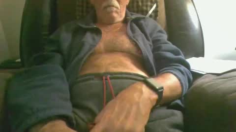 Snapshot of luv269er chatting on December 17, 2024, 2:33 am luv269er online show from December 17, 2024, 2:33 am