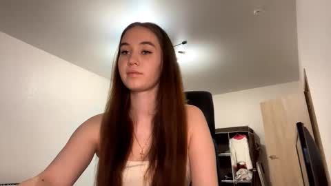 Snapshot of luveniacamero chatting on December 18, 2025, 9:21 pm Luna Muna online show from December 18, 2025, 9:21 pm