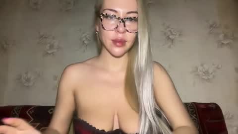 LuxSonyaStar online show from November 28, 2025, 8:44 pm