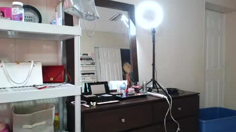 Snapshot of luxuriousbunny chatting on August 8, 2026, 2:41 pm luxuriousbunny online show from August 8, 2026, 2:41 pm