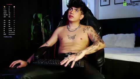 Snapshot of lylebennett_ chatting on March 1, 2026, 9:28 pm Lyle Bennett Freelance Model online show from March 1, 2026, 9:28 pm