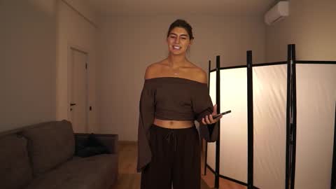  LYNN  online show from January 7, 2026, 6:49 am