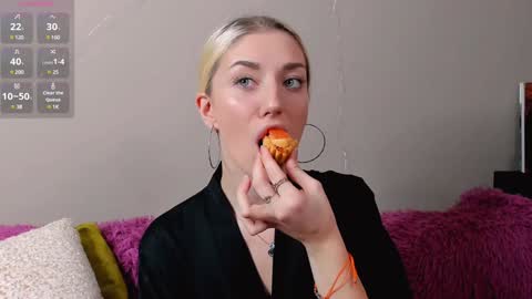 Snapshot of lynngarney chatting on December 25, 2024, 7:46 am Lika online show from December 25, 2024, 7:46 am