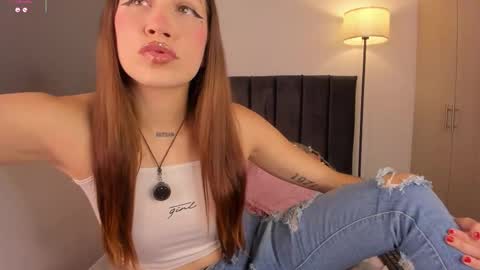 lynnsam_ online show from October 12, 2025, 9:47 pm