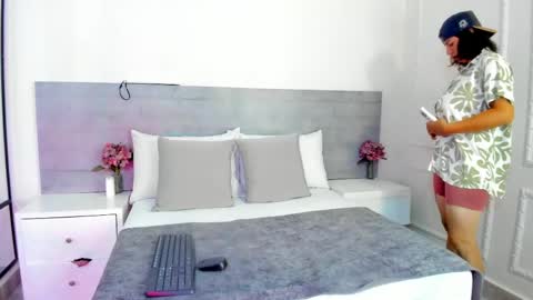 lyra_raven online show from May 10, 2026, 3:33 am