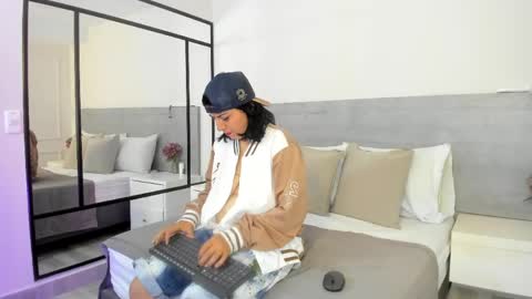lyra_raven online show from May 25, 2026, 3:01 am