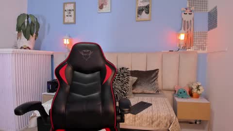 Lizzy smith  online show from January 27, 2025, 11:11 pm