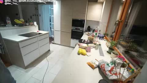 Mac Troy online show from December 21, 2025, 3:52 pm