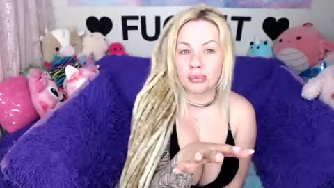 Mackenzie Wolfe online show from July 15, 2026, 4:18 am