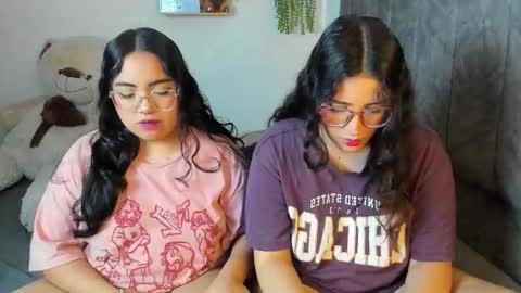 Snapshot of maddie_and_chelsea_ chatting on December 22, 2025, 11:18 am Maddie and Chelsea online show from December 22, 2025, 11:18 am