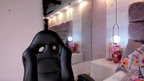 Maddie Grey online show from November 14, 2025, 4:38 pm