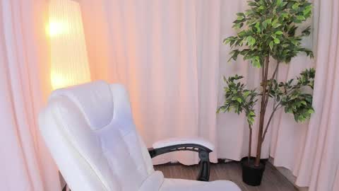 Maddy Please help me with your thumbs up its important online show from February 20, 2025, 10:05 am