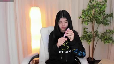 Maddy Please help me with your thumbs up its important online show from March 11, 2025, 4:32 am