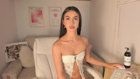 Snapshot of maddy_bronw chatting on April 17, 2026, 12:35 am Maddy online show from April 17, 2026, 12:35 am