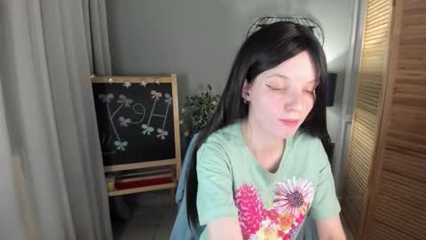 Snapshot of madelaines chatting on November 26, 2025, 9:21 am madelaines online show from November 26, 2025, 9:21 am