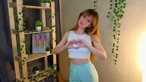 Snapshot of madelishalvay chatting on May 6, 2026, 5:29 pm Hey Hey my name Victoria online show from May 6, 2026, 5:29 pm