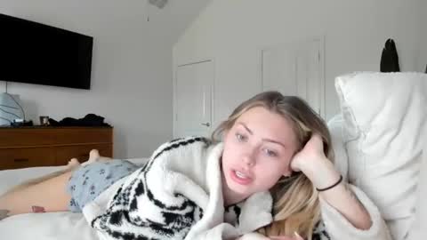 Snapshot of madirose69 chatting on December 17, 2025, 3:18 pm mari rose online show from December 17, 2025, 3:18 pm