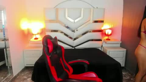 Snapshot of madisoncarzon chatting on November 19, 2025, 2:00 am Madison Carzon online show from November 19, 2025, 2:00 am