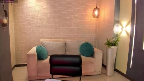 Maddi Collins online show from October 31, 2025, 7:48 pm