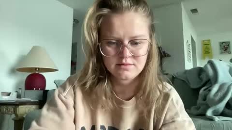 Snapshot of madlymads chatting on December 18, 2025, 2:23 pm madlymads online show from December 18, 2025, 2:23 pm