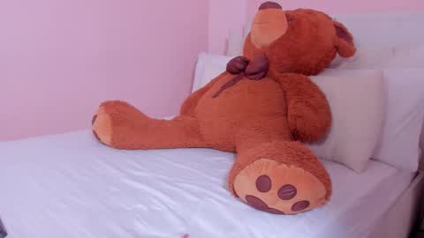 Mae Lyra online show from November 6, 2025, 9:37 pm