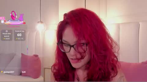 Mae Lyra online show from December 15, 2025, 8:07 am