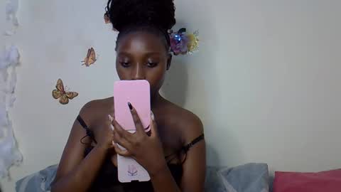 Maee online show from November 26, 2025, 8:43 pm