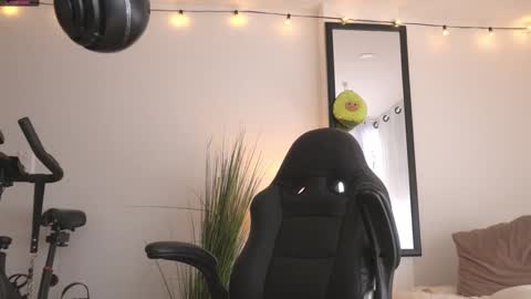 Snapshot of maeeve_ chatting on January 1, 2025, 6:38 pm Maeve schedule 11 am- 530 pm colombia time online show from January 1, 2025, 6:38 pm