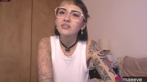 Snapshot of maeeve_ chatting on March 11, 2025, 10:42 pm Maeve schedule 11 am- 530 pm colombia time online show from March 11, 2025, 10:42 pm