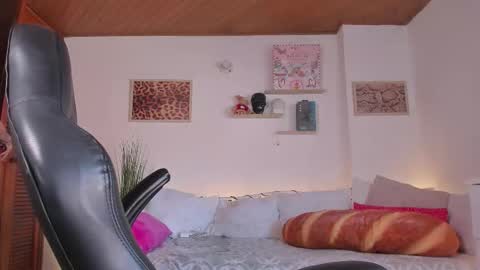 Snapshot of maeeve_ chatting on February 10, 2026, 2:21 pm Maeve schedule 11 am- 530 pm colombia time online show from February 10, 2026, 2:21 pm