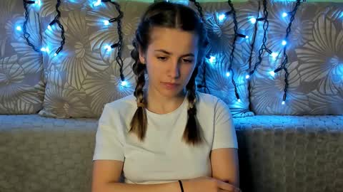 Maggie online show from December 5, 2025, 12:30 am