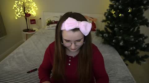Snapshot of magicpeachhs chatting on December 9, 2024, 2:17 pm Emily online show from December 9, 2024, 2:17 pm