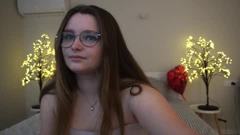 Snapshot of magicpeachhs chatting on March 5, 2025, 6:54 am Emily online show from March 5, 2025, 6:54 am