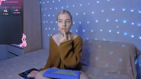 Snapshot of mailin_harrington chatting on October 16, 2025, 3:35 pm Your kitty online show from October 16, 2025, 3:35 pm