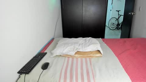 Snapshot of malucam_06 chatting on January 5, 2025, 9:36 pm instagram nueela online show from January 5, 2025, 9:36 pm
