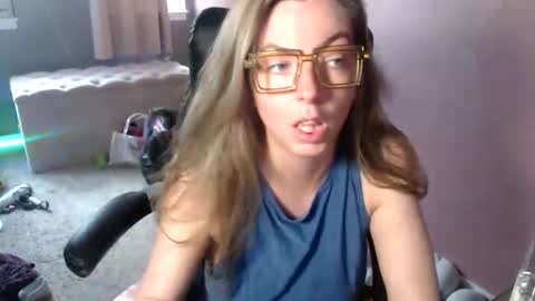Snapshot of mandybabyxxx chatting on April 1, 2026, 9:01 pm MandyBabyXXX online show from April 1, 2026, 9:01 pm