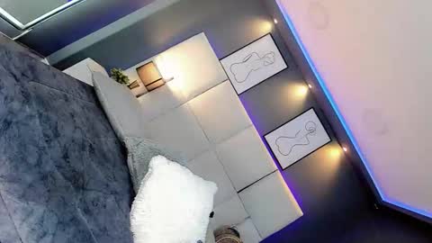 manellyksparklee online show from December 16, 2025, 12:43 pm