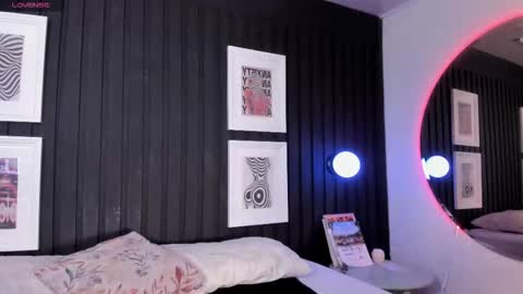 manelyk_evanss online show from March 19, 2026, 5:50 pm