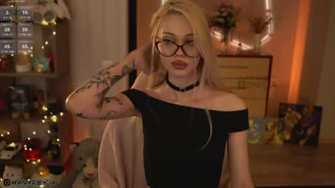 Snapshot of manifreyja chatting on April 12, 2026, 6:57 pm Amelie online show from April 12, 2026, 6:57 pm