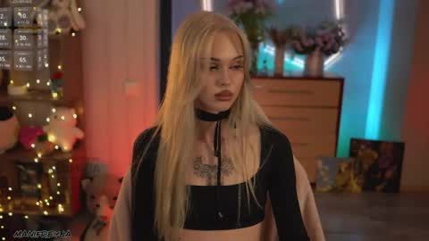 Snapshot of manifreyja chatting on April 24, 2026, 8:11 pm Amelie online show from April 24, 2026, 8:11 pm